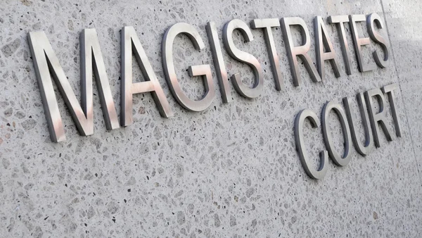 Magistrates Court tecken i rostfritt stål — Stockfoto