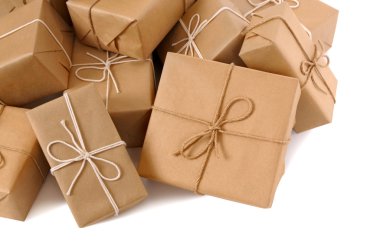 Kahverengi kağıt paketler düzensiz yığını