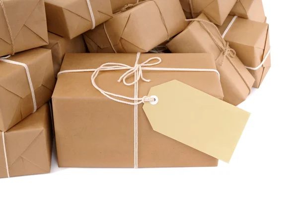 Unaufgeräumter Haufen brauner Pakete mit Etikett — Stockfoto