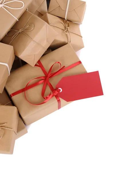 Csoport parcellák, piros ajándék címke — Stock Fotó