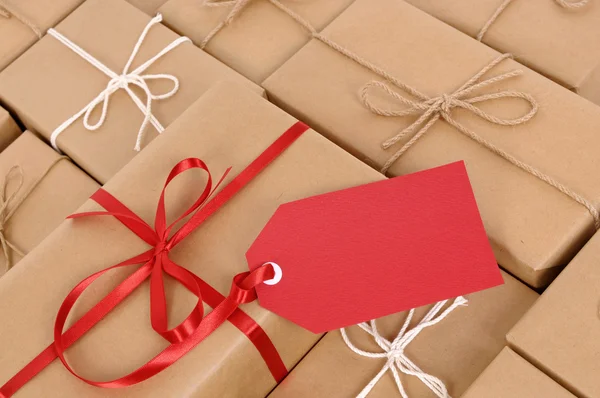 Kırmızı hediye etiketi ile parsel — Stok fotoğraf