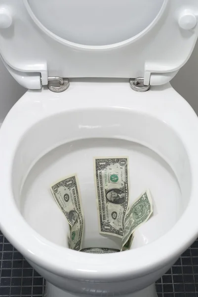 Billetes de dólar tirados por un inodoro —  Fotos de Stock
