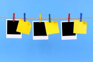 Boş fotoğraf baskıları ve bir ip üzerinde yapışkan notlar