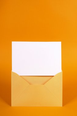 Boş ileti kartı ile altın zarf