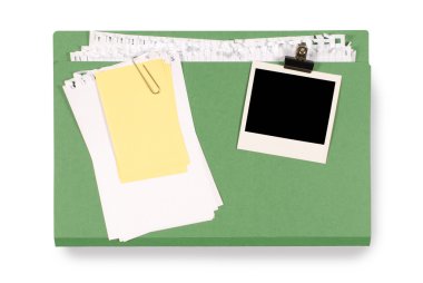 Düzensiz not kağıdı ve boş polaroid ile Office klasörü