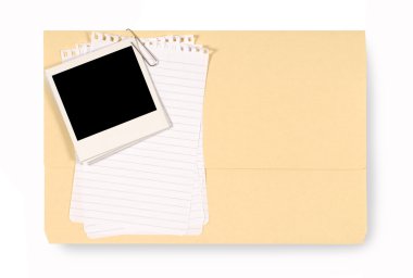Düzensiz not kağıdı ve boş polaroid ile Office klasörü
