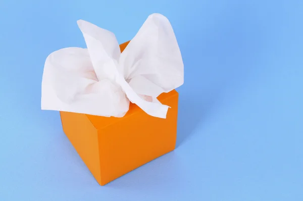 Orange pappersnäsdukar i låda — Stockfoto