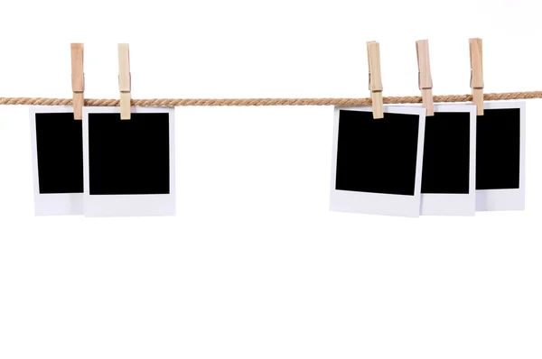 Impressões fotográficas instantâneas em branco numa corda — Fotografia de Stock