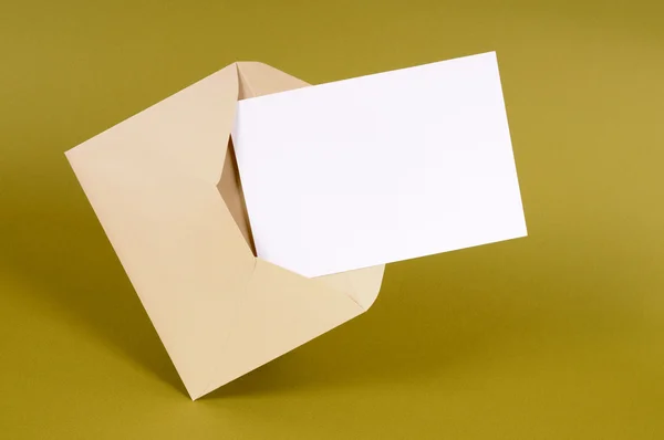 Envelope com cartão de mensagem em branco — Fotografia de Stock