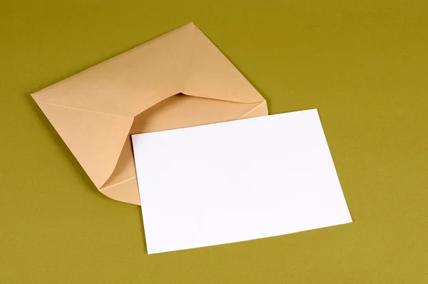 Kuvert med tomt meddelande kort — Stockfoto