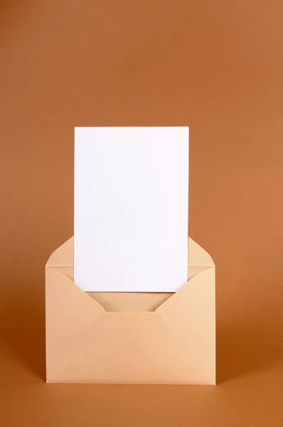 Vanlig beige kuvert med tomt meddelande kort — Stockfoto