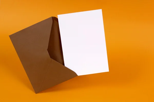 Brunt kuvert med tomt meddelande kort — Stockfoto