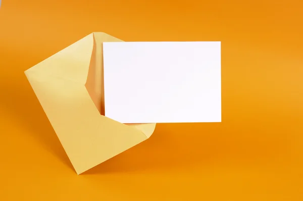 Envelope de ouro com cartão de mensagem em branco — Fotografia de Stock