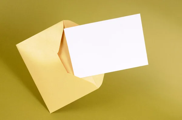 Envelope de ouro com cartão de mensagem em branco — Fotografia de Stock
