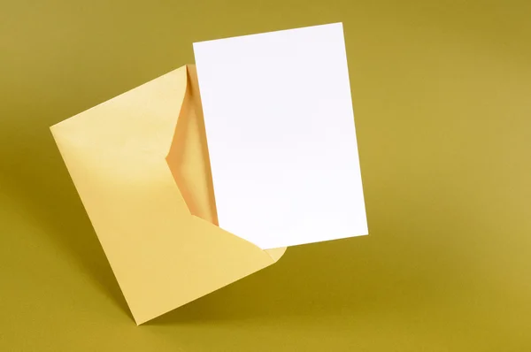 Envelope de ouro com cartão de mensagem em branco — Fotografia de Stock