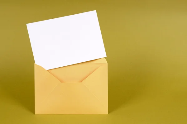 Gold envelope with blank message card — Stock Photo, Image