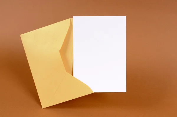 Envelope de ouro com cartão de mensagem em branco — Fotografia de Stock