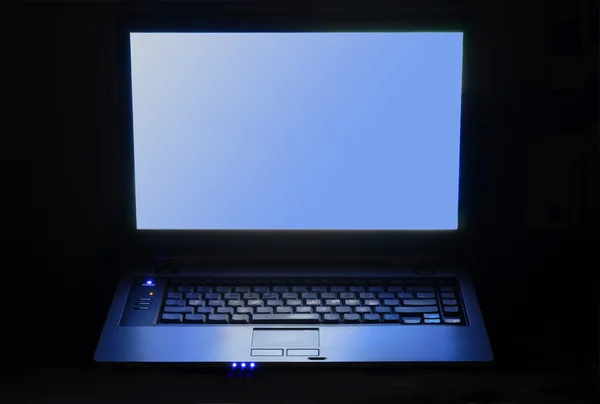 Laptop di notte, ampio schermo graduato aperto — Foto Stock