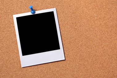 Mantar panosuna iğnelenmiş boş fotoğraf