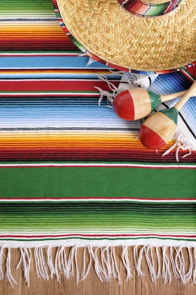 Fondo mexicano con manta y sombrero tradicionales — Foto de Stock