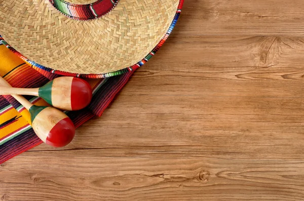 Sombrero mexicano y manta sobre piso de madera de pino —  Fotos de Stock