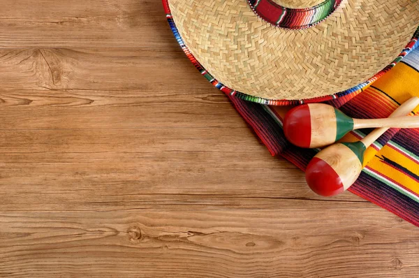 Sombrero mexicano y manta sobre piso de madera de pino — Foto de Stock