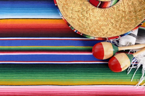 Fundo mexicano com cobertor tradicional e sombrero — Fotografia de Stock