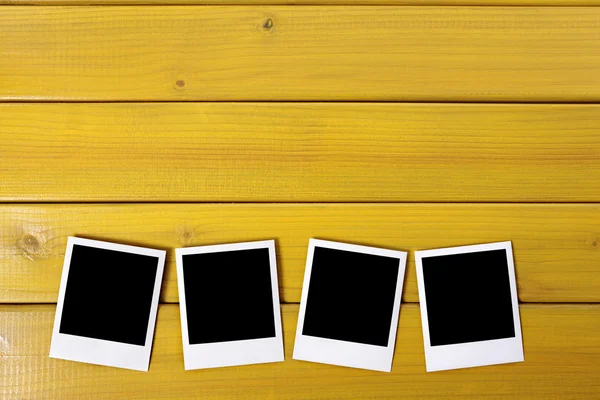 Impressões fotográficas em branco numa mesa — Fotografia de Stock