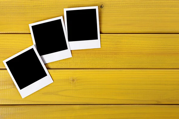 Impresiones fotográficas en blanco en una mesa —  Fotos de Stock