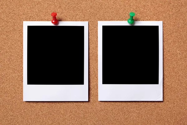 Duas fotos em branco presas a uma placa de cortiça — Fotografia de Stock