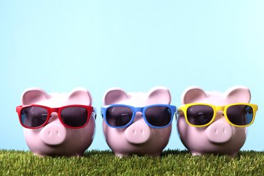 güneş gözlüğü ile Piggy banka