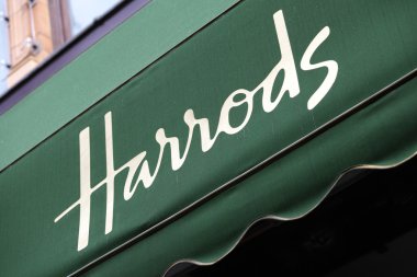 Londra, Birleşik Krallık-23 Eylül 2011: Istanbul Knightsbridge 'de ünlü Harrods Mağazanın girişinde reklam gölgeliği