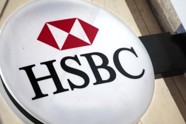 Knightsbridge, Londra, İngiltere : 9 Eylül 2011 - Hsbc Bank şubesinin girişinin üzerinde ışıklı Hsbc işareti