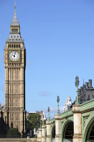 Parlamentsgebäude mit Westminster-Brücke — Stockfoto