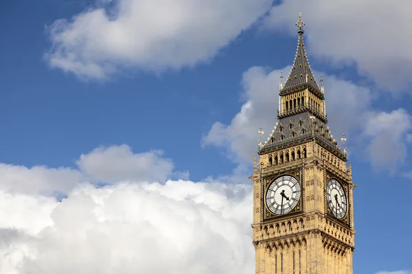 Big Ben, samostatný zamračeným letním nebi — Stock fotografie