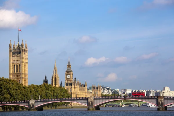 Huizen van het Parlement en de rivier thames — Stockfoto