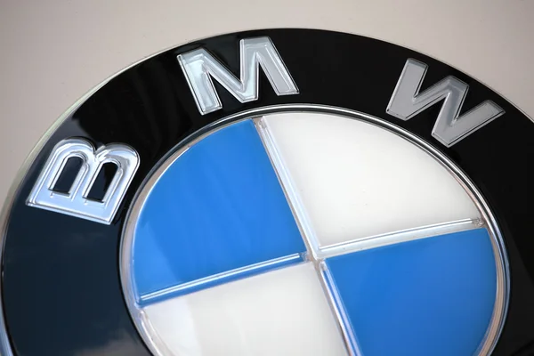 Найтсбрідж, Лондон, Сполучене Королівство: 12 вересня 2011-освітлені BMW знак для реклами над входом в BMW автосалону — стокове фото