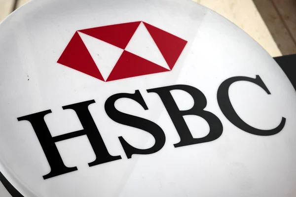 Londýn, Spojené království: 7. října 2011-symbol HSBC a logo nad vchodem do pobočky HSBC Bank v Knightsbridge Londýně — Stock fotografie