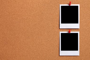 Mantar panosuna iğnelenmiş iki boş fotoğraf