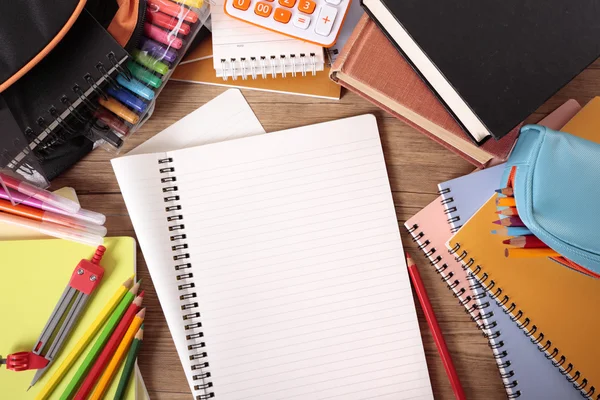Diák elfoglalt pult üres hajtogatott notebook — Stock Fotó