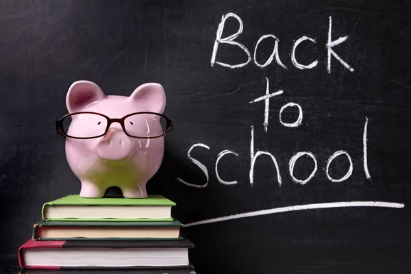 Piggy Bank com mensagem de volta à escola — Fotografia de Stock