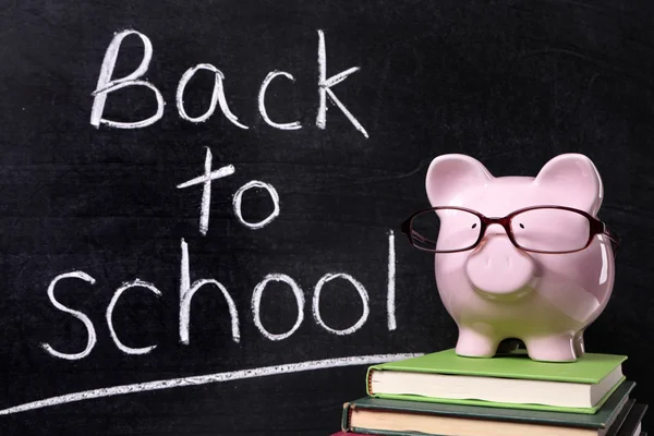 Piggy Bank com mensagem de volta à escola — Fotografia de Stock