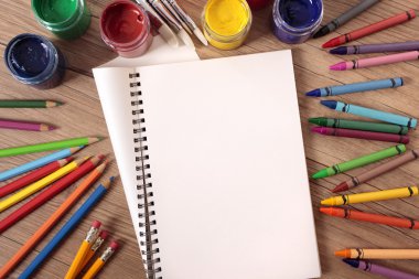 Öğrenci Danışma Katlanmış defter ve okul malzemeleri