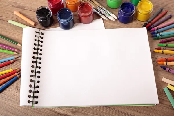 Material escolar con libro de arte en blanco — Foto de Stock