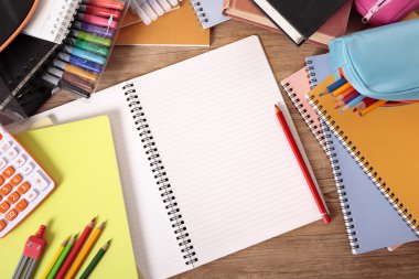 Boş defterle meşgul öğrenci masası