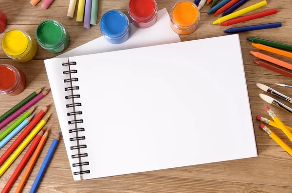 School supplies met lege kunstboek — Stockfoto