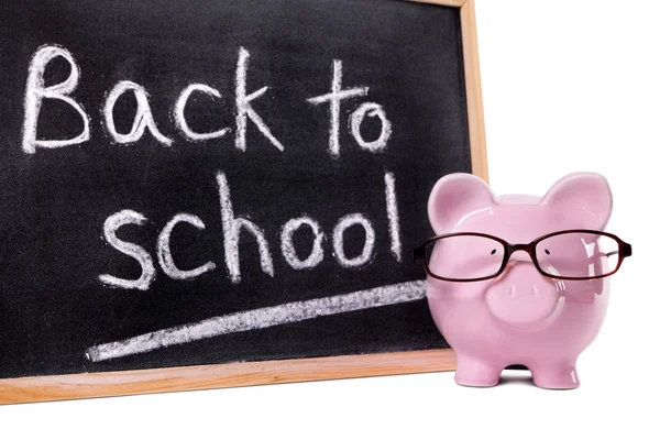 Piggy Bank con el mensaje de regreso a la escuela — Foto de Stock