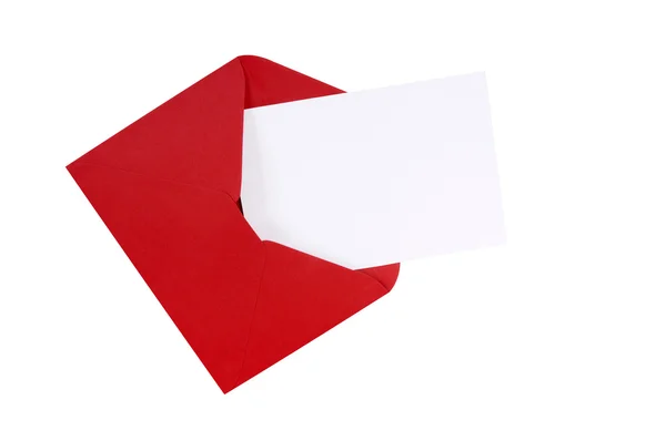Червоний конверт з чистим білим вітальною листівкою — стокове фото