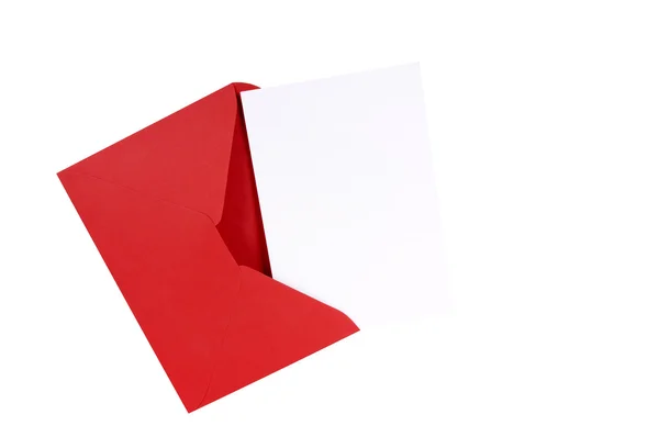 Червоний конверт з чистим білим вітальною листівкою — стокове фото
