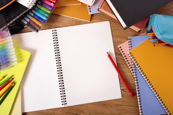 Escritorio de estudiante universitario con libro de escritura en blanco, espacio para copiar —  Fotos de Stock